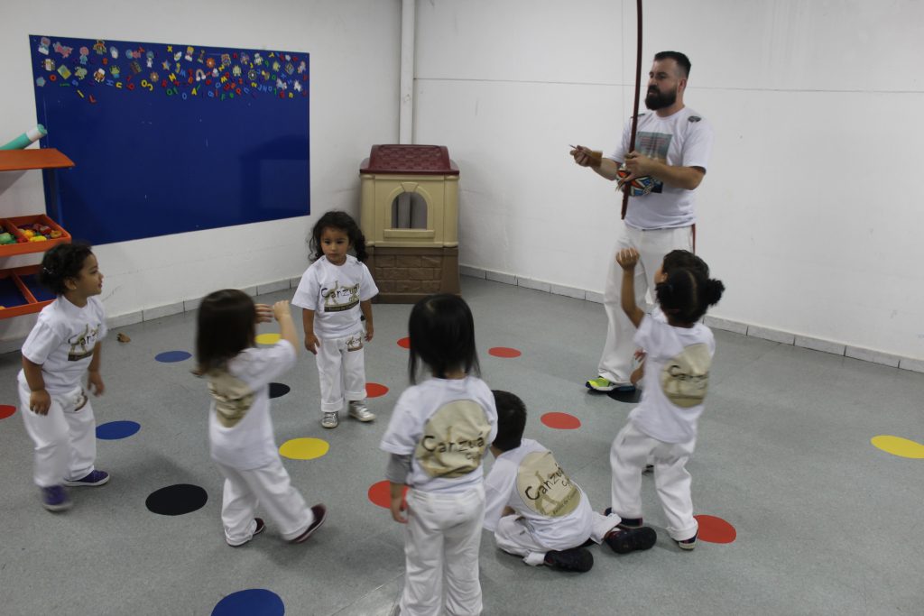 Alunos do FunTime participam de aula de capoeira