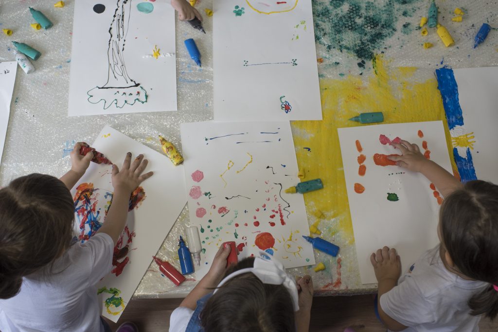 Crianças na sala da aula realizando atividades com lápis coloridos