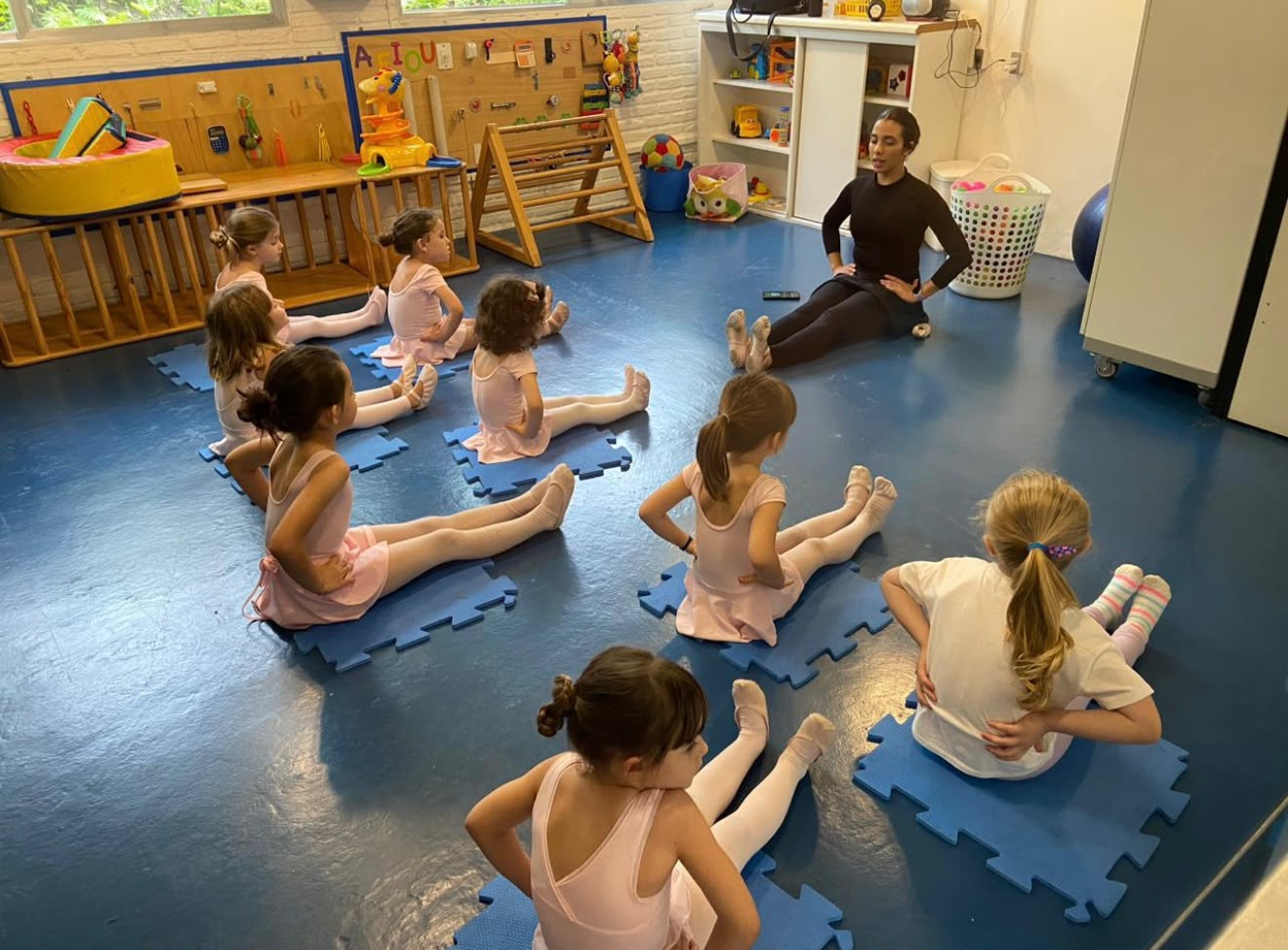 Crianças em atividade extracurricular na DreamKids