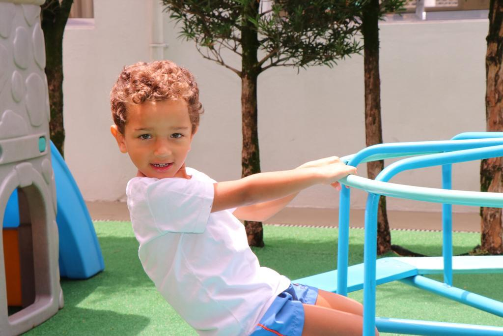 Criança brincando no playground da DreamKids